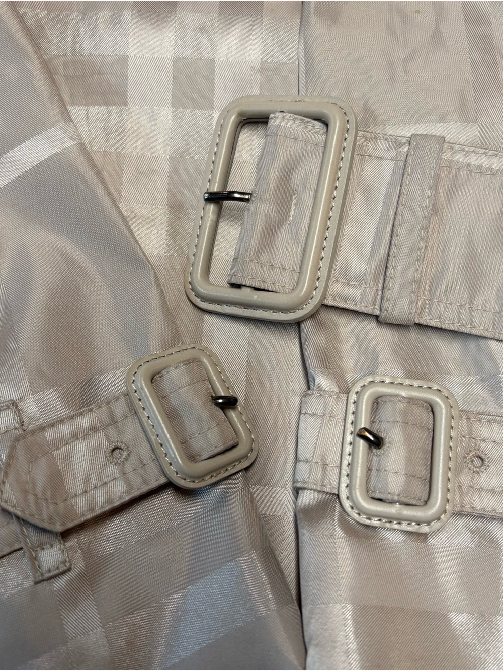 Burberry trench coat. - Picture 10 of 16